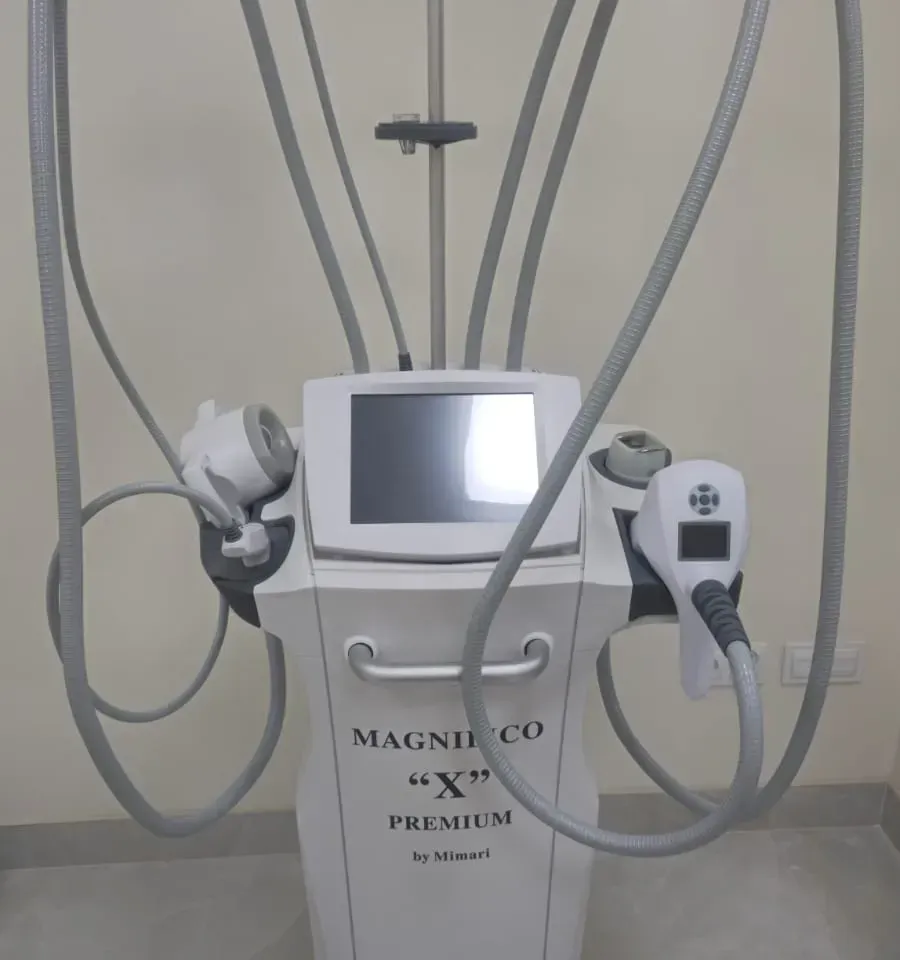 Urządzenie do modelowania sylwetki Magnifico X Premium marki Mimari z wieloma głowicami zabiegowymi na ruchomym stelażu.