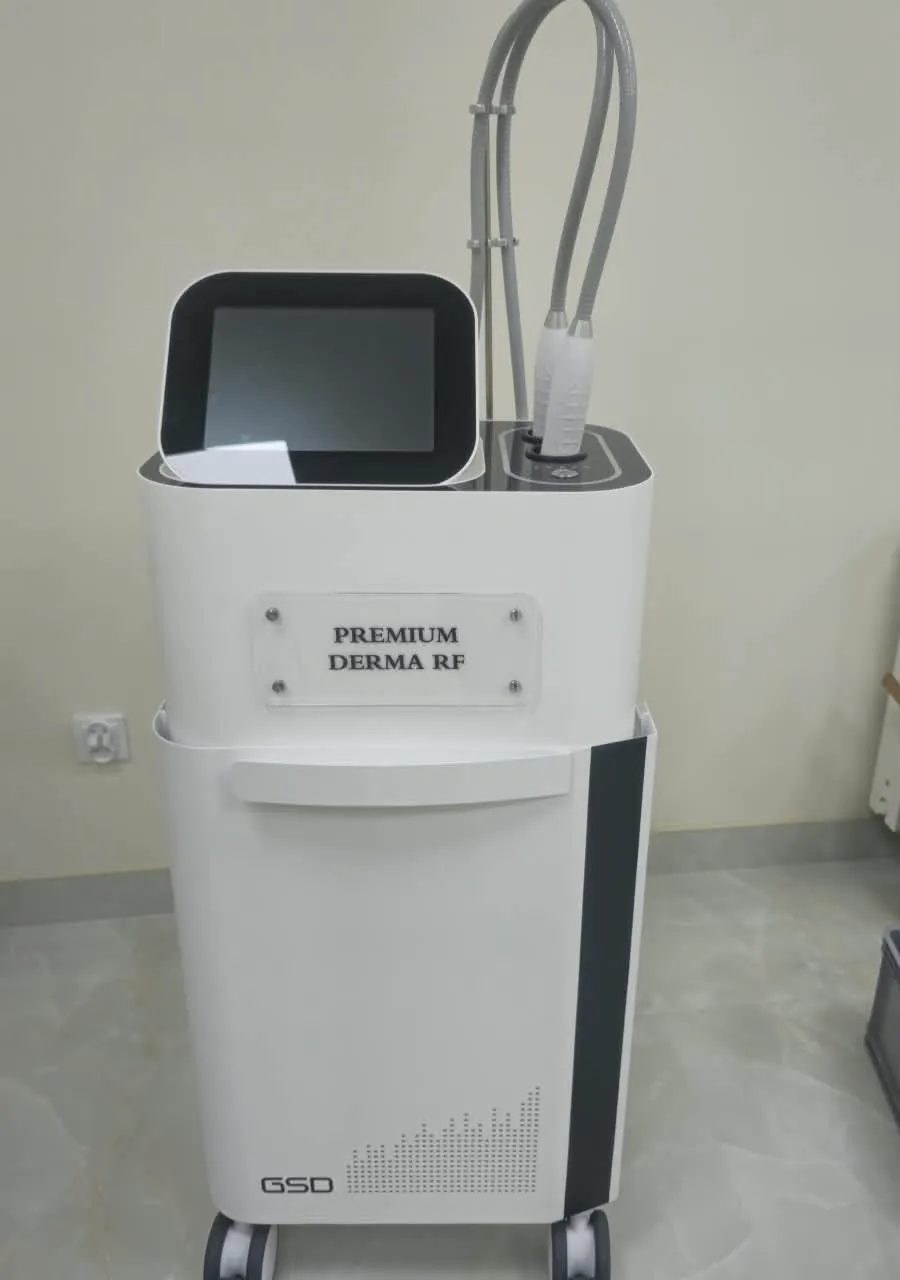 Aparat do radiofrekwencji mikroigłowej Premium Derma RF od GSD na kółkach z ekranem i głowicami zabiegowymi.